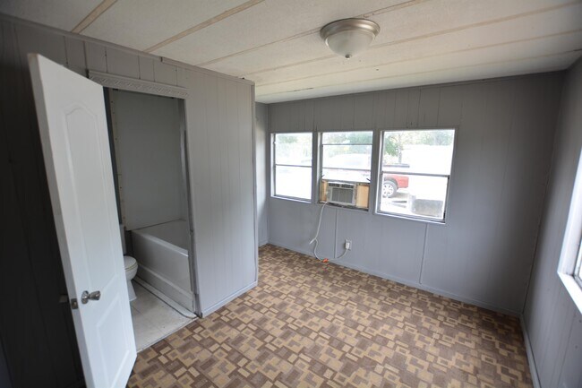 Building Photo - 2726 Shamrock Dr