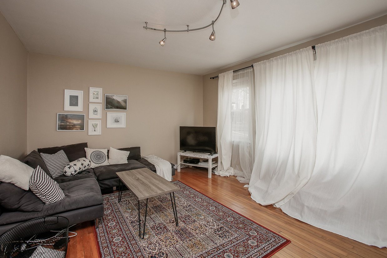 Primary Photo - 16 E Benton Ave