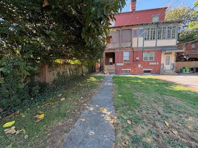 Building Photo - 729 S George St