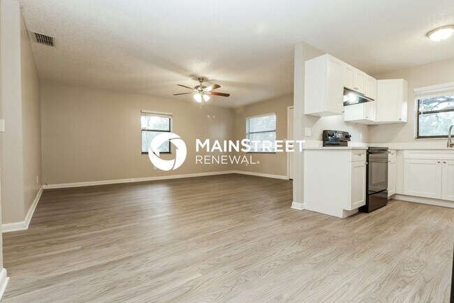 Foto del edificio - 3 Bedroom Pet-Friendly Home in St Petersburg, FL with Main Street Renewal