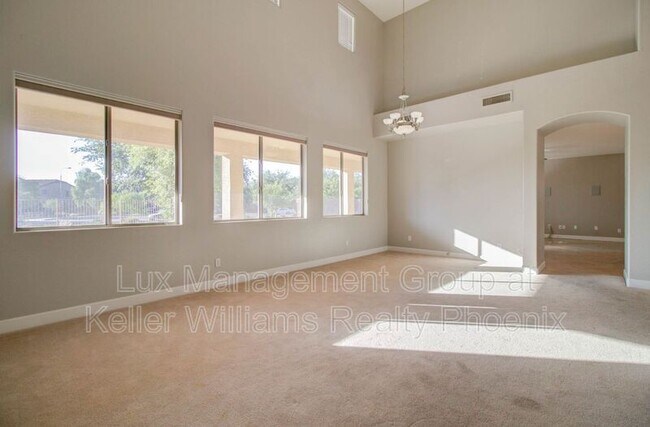 Building Photo - 2320 S Glen Dr