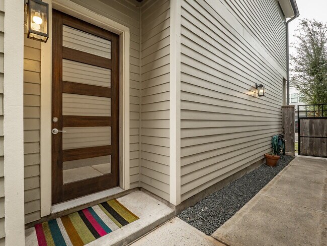 Foto del edificio - "Charming 4-Bed Houston Haven with Elegance on East 32nd Street!"