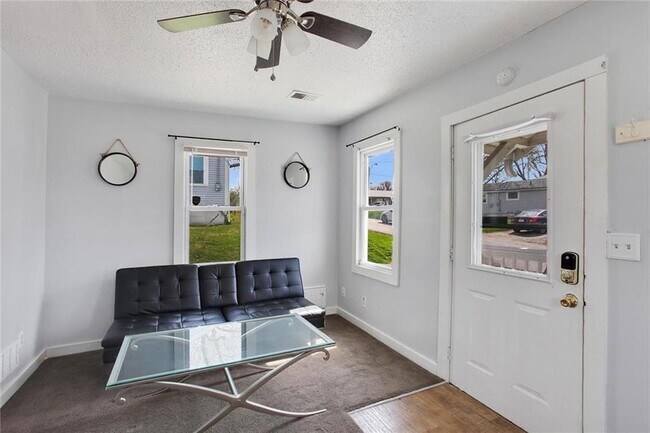 Building Photo - 4206 NE 43rd Ter