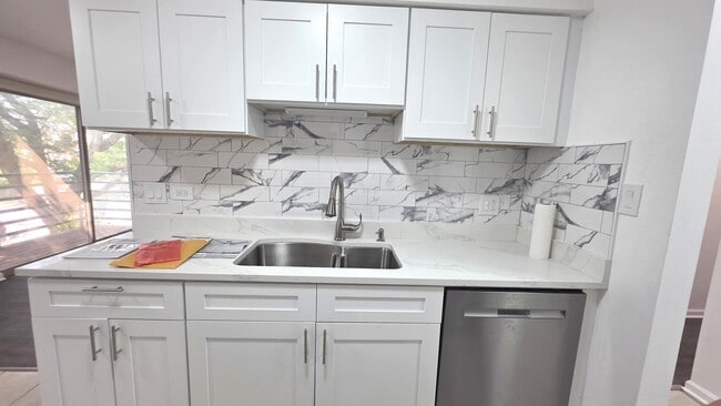 Building Photo - 1001 Buccaneer Dr