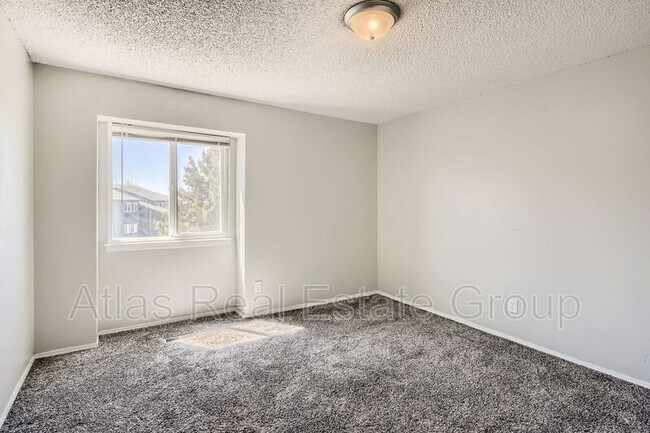 Building Photo - 530 Comanche Village Dr