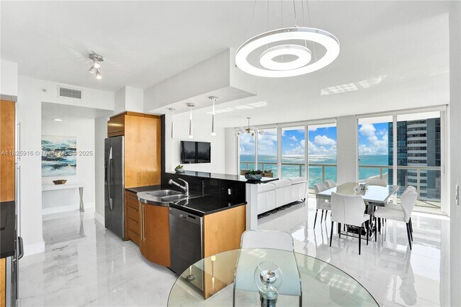 Foto del edificio - 6365 Collins Ave