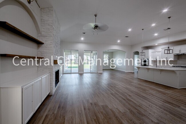 Foto del edificio - 4 bedroom/3 Bath Home with Solar in the Southwest - $3195 Per Month!