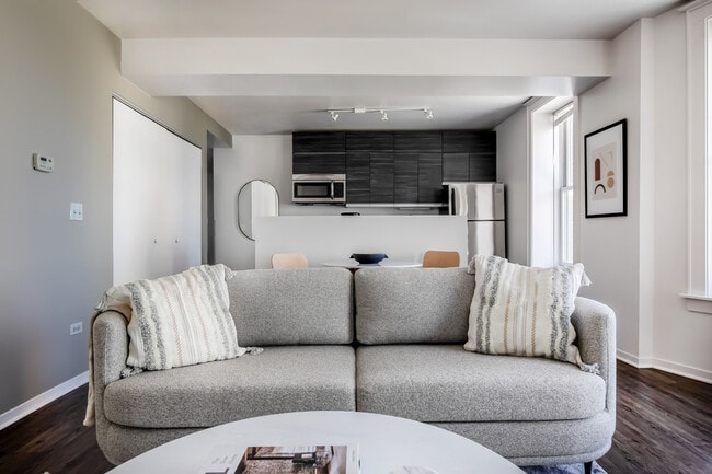 Building Photo - 30 E Roosevelt Rd