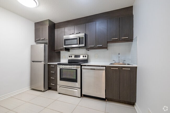 1BR, 1BA - 502 SF - Kitchen - 1150 Rue Sherbrooke East