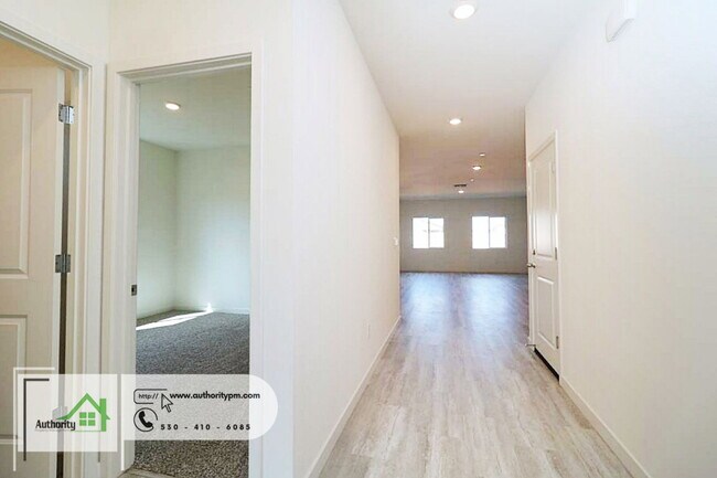 Foto del edificio - 2141 Hilltop Dr