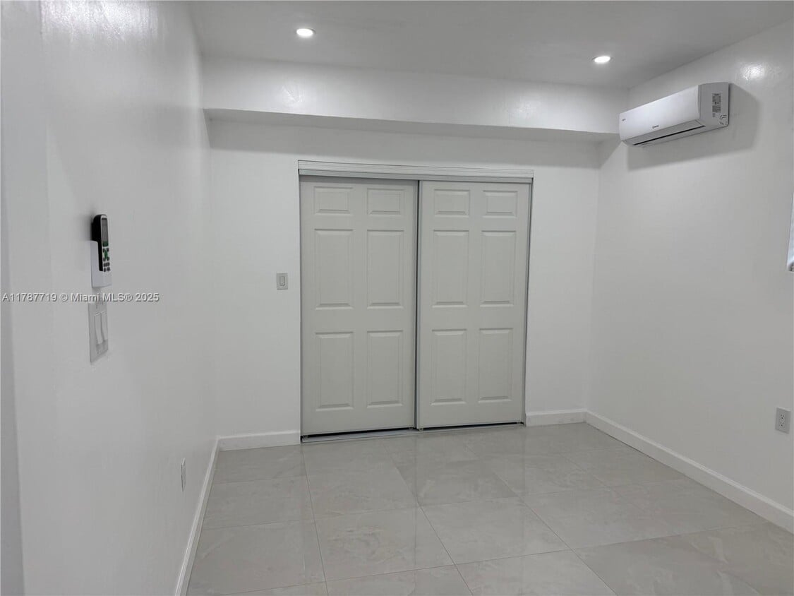 Building Photo - 1821 Utopia Dr