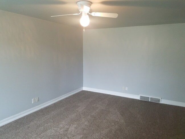 Building Photo - 2 bed 1 bath Duplex in GREAT Neighborhood!