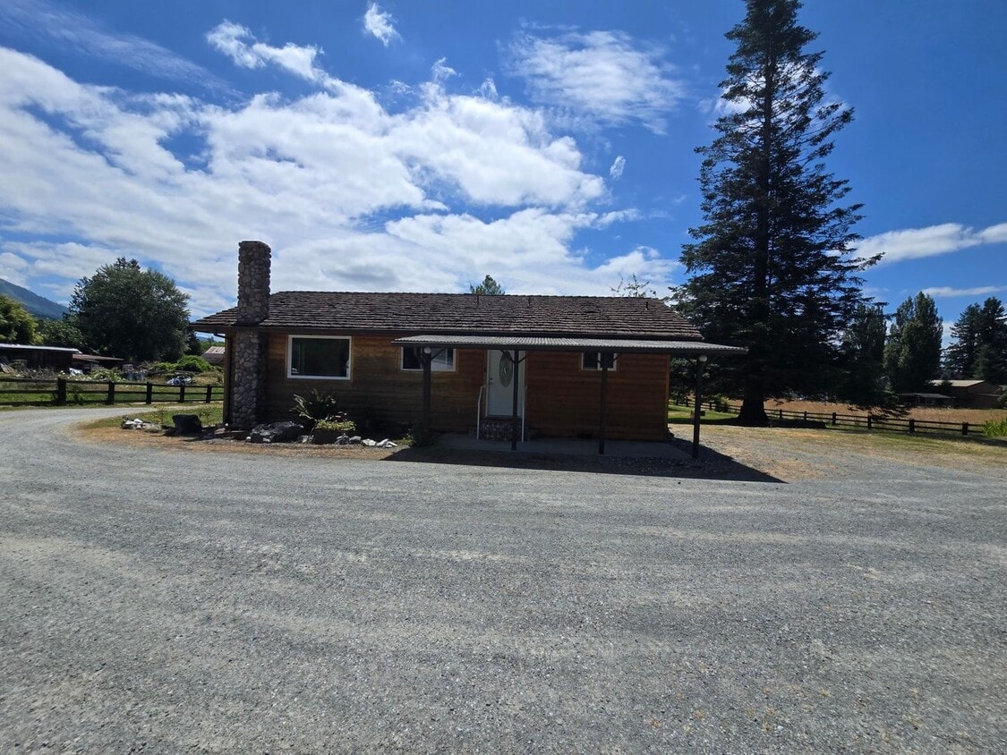 Primary Photo - 2 Plus bedroom, 1 Bathroom House in Sedro ...