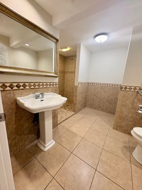 Foto del edificio - Newly Remodeled Beautiful and Spacious Shoreline Home