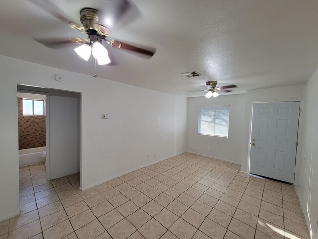 Building Photo - 2 Bedroom, 1 bath Apartment for Rent in Brawley