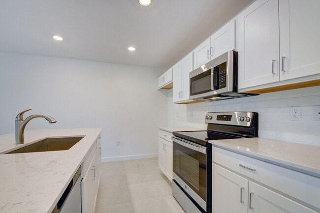 Building Photo - 6875 Broadwater Ln