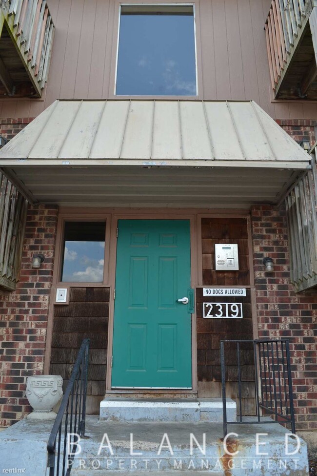Building Photo - 1 br, 1 bath House - 2319 SW Briarwood Plz...