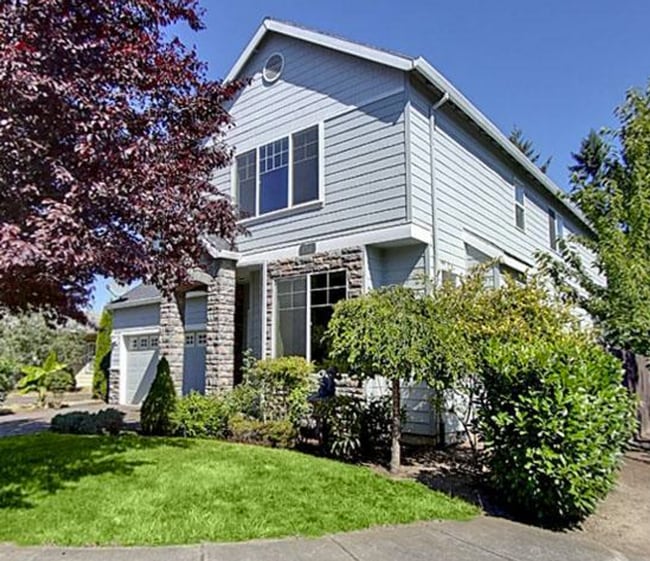 Building Photo - Expansive 5 Bedroom Hillsboro Home with 3 Bathrooms & Modern Comfort