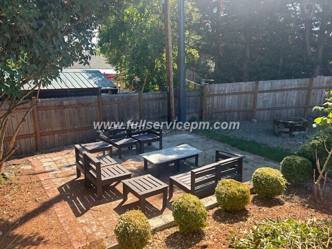 Building Photo - West Seattle Vintage Charm meets Modern! Huge Deck and Fire pit!
