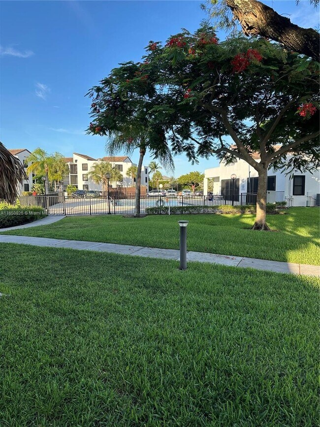 Foto del edificio - 214 Lake Pointe Dr