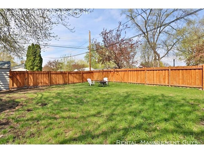 Building Photo - Stunning 3 Bedroom + Office Home - Garage ...