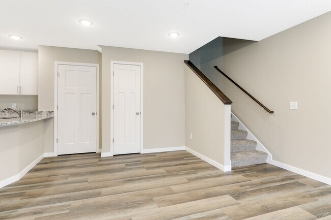 Foto del edificio - Enjoy where you rent! 3bd 3ba 2car garage townhome available now