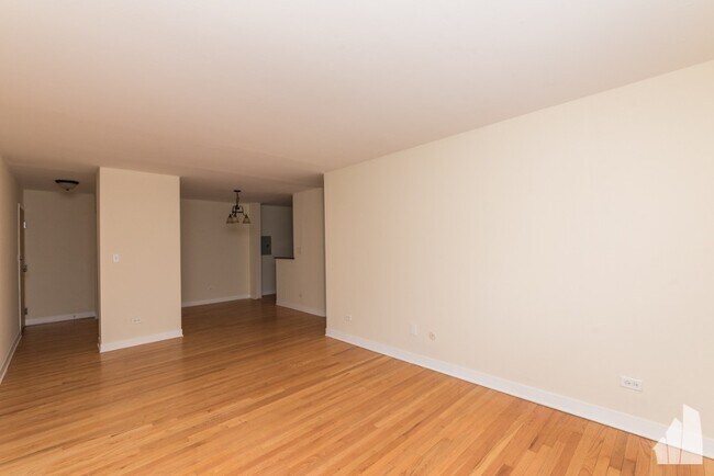 Building Photo - 643 W Wrightwood Ave
