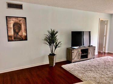 Foto del edificio - 555 Banyan Tree Ln