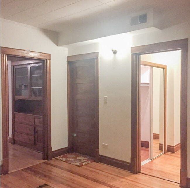 3004 N Gresham Ave Unit 1, Chicago, IL 60618 Room for Rent in Chicago