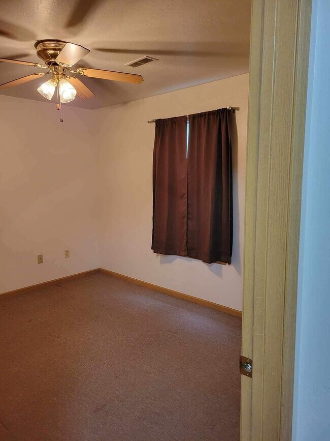 Foto del edificio - 2 BEDROOM 2 BATHROOM DUPLEX WITH GARAGE