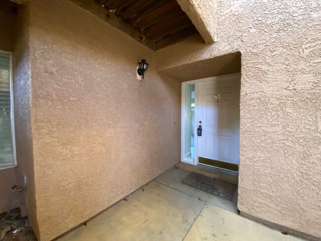 Foto del edificio - LOWER LEVEL 1 BEDROOM CONDO FOR RENT