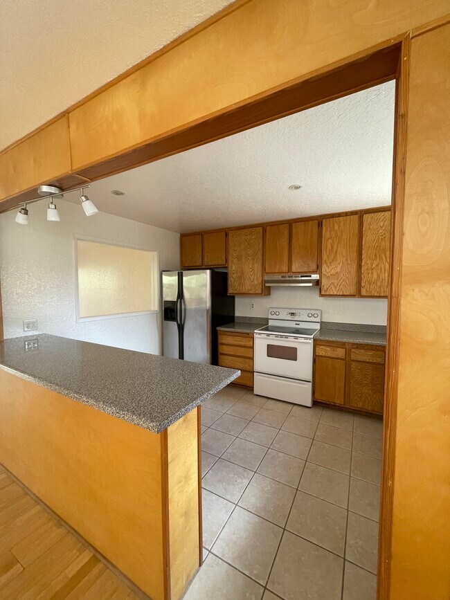 Kitchen - 10346 Caminito Surabaya