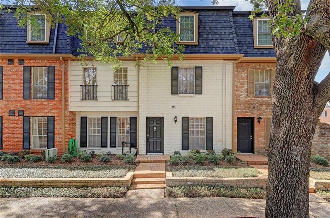 Building Photo - 361 N Post Oak Ln