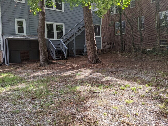 Building Photo - 902 Dacian Ave
