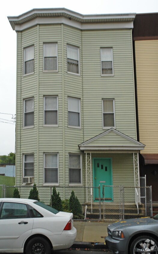 Primary Photo - 84 Lawrence St