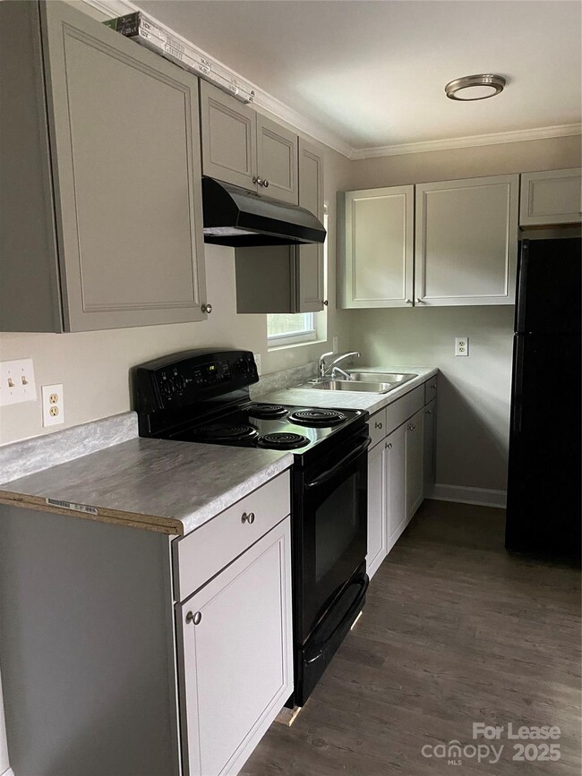 Building Photo - 811 Seldon Dr