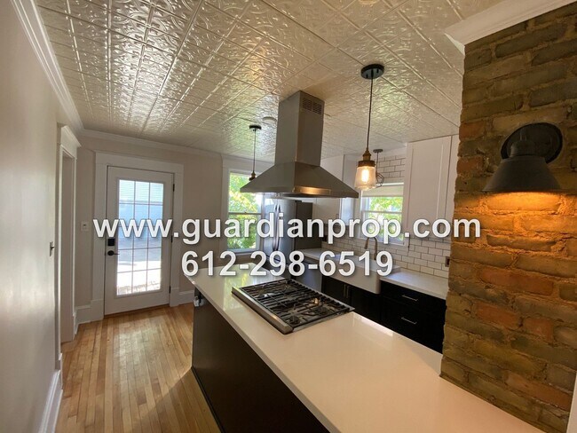 Foto del edificio - Updated House Available August 1, Hardwood...