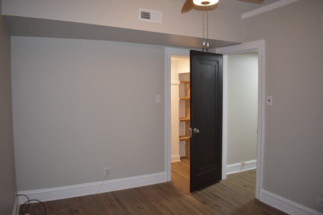 Building Photo - 3218 W Balmoral Ave