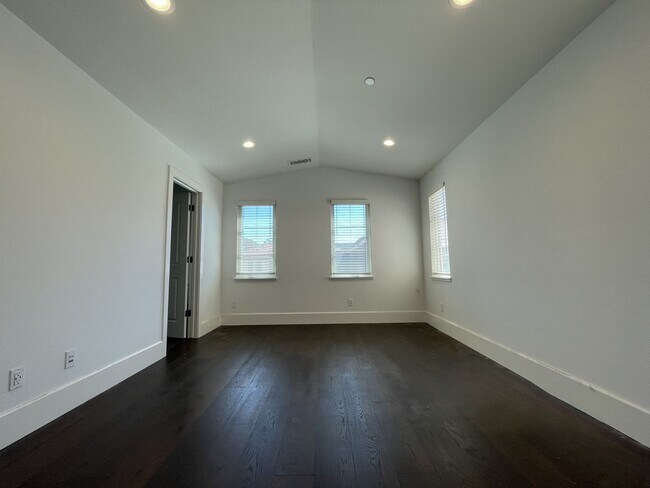 Foto del edificio - Fremont - Spacious 4-Bed, 3 1/2 Bath Tri L...