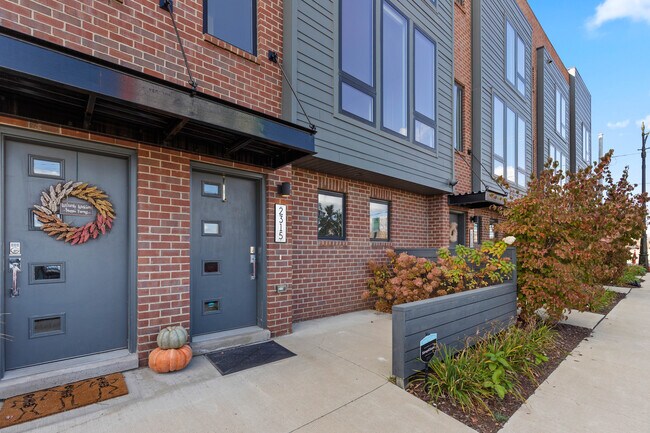 Building Photo - 2315 Trumbull St
