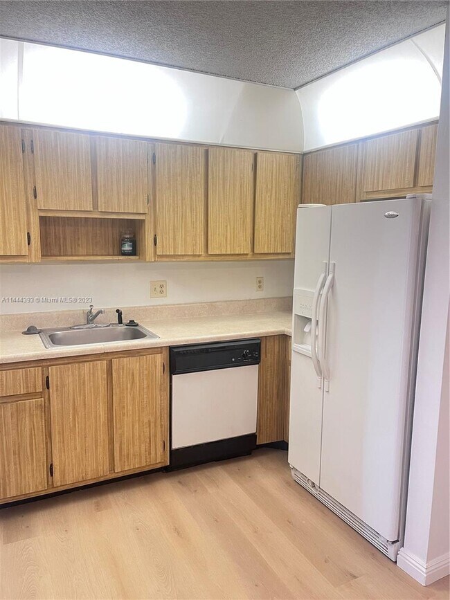 Foto del edificio - 3248 NW 104th Ave