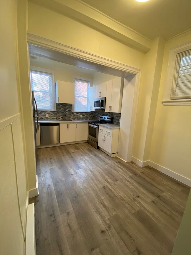 Building Photo - Updated 1 Bedroom Apartment now available!