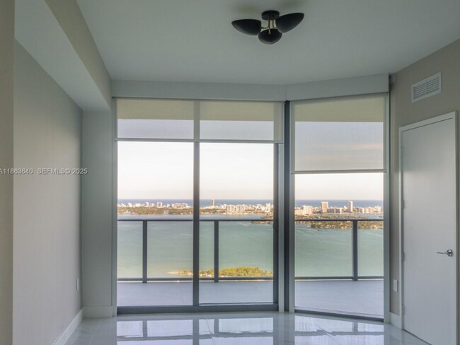 Foto del edificio - 700 NE 24th St