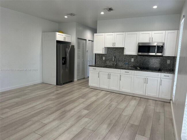 Foto del edificio - 900 SW 43rd Ave