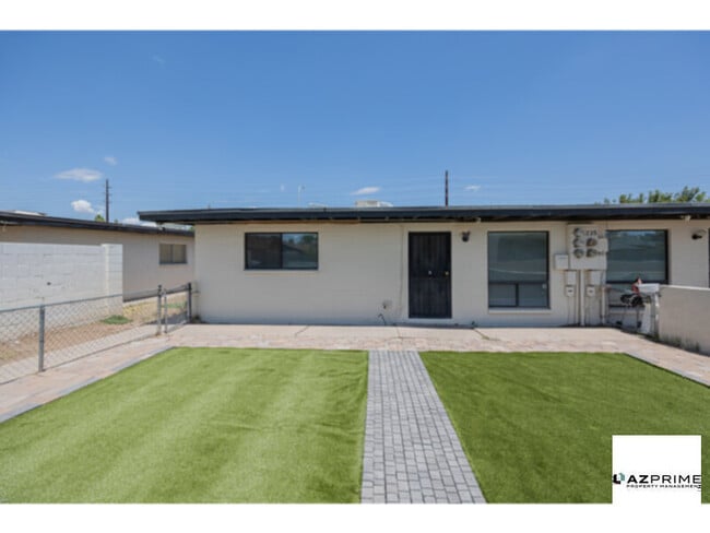 Foto del edificio - $500 OFF FIRST MONTH'S RENT MOVE IN SPECIAL! Introducing this Comfortable 2/1 Tempe Duplex!