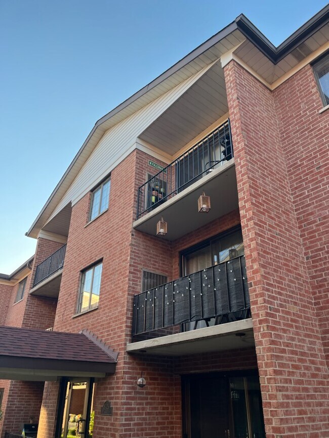 Building Photo - 8426 W Catalpa Ave