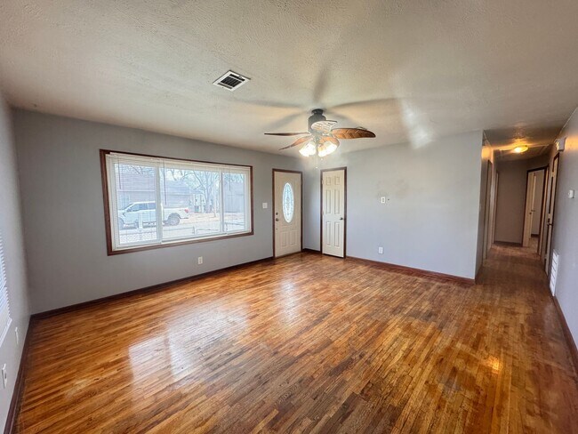 Foto del edificio - 3 bed, 1 bath