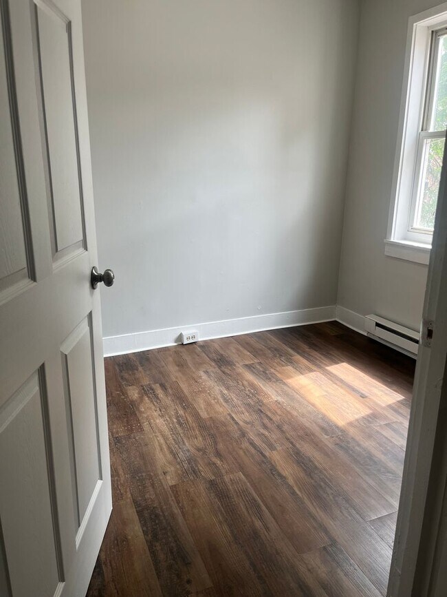 Building Photo - 3BR/1.5 BA newer paint