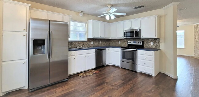 Building Photo - "Charming 3-Bed, 2-Bath Oasis in Lubbock
