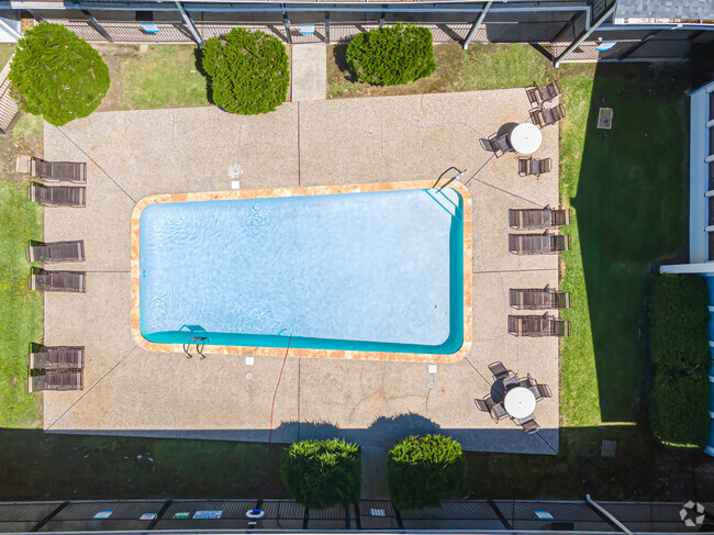 Piscina - Whispering Oaks Apartments